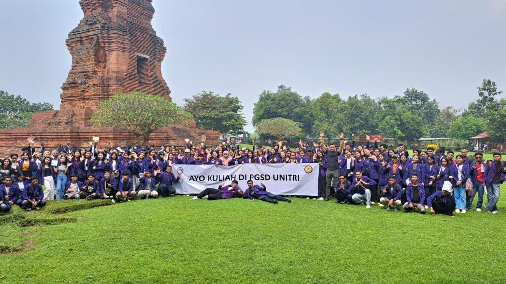 266 MAHASISWA PGSD UNITRI JELAJAHI SITUS MAJAPAHIT, KUATKAN PEMBELAJARAN BERBASIS KEARIFAN LOKAL